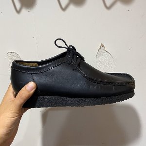 clarks wallabee boots (us 9M)